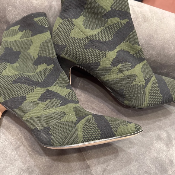 Camouflage stretch heeled bootie. - Picture 5 of 6